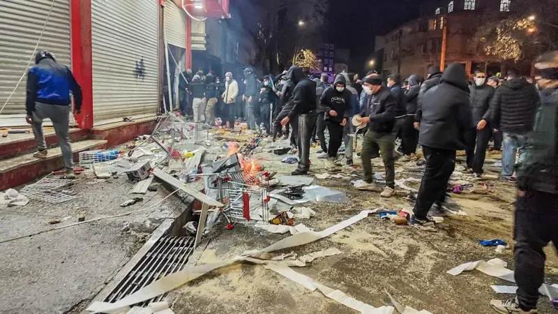 حمله معترضان به فروشگاه کوروش ایرانشهر