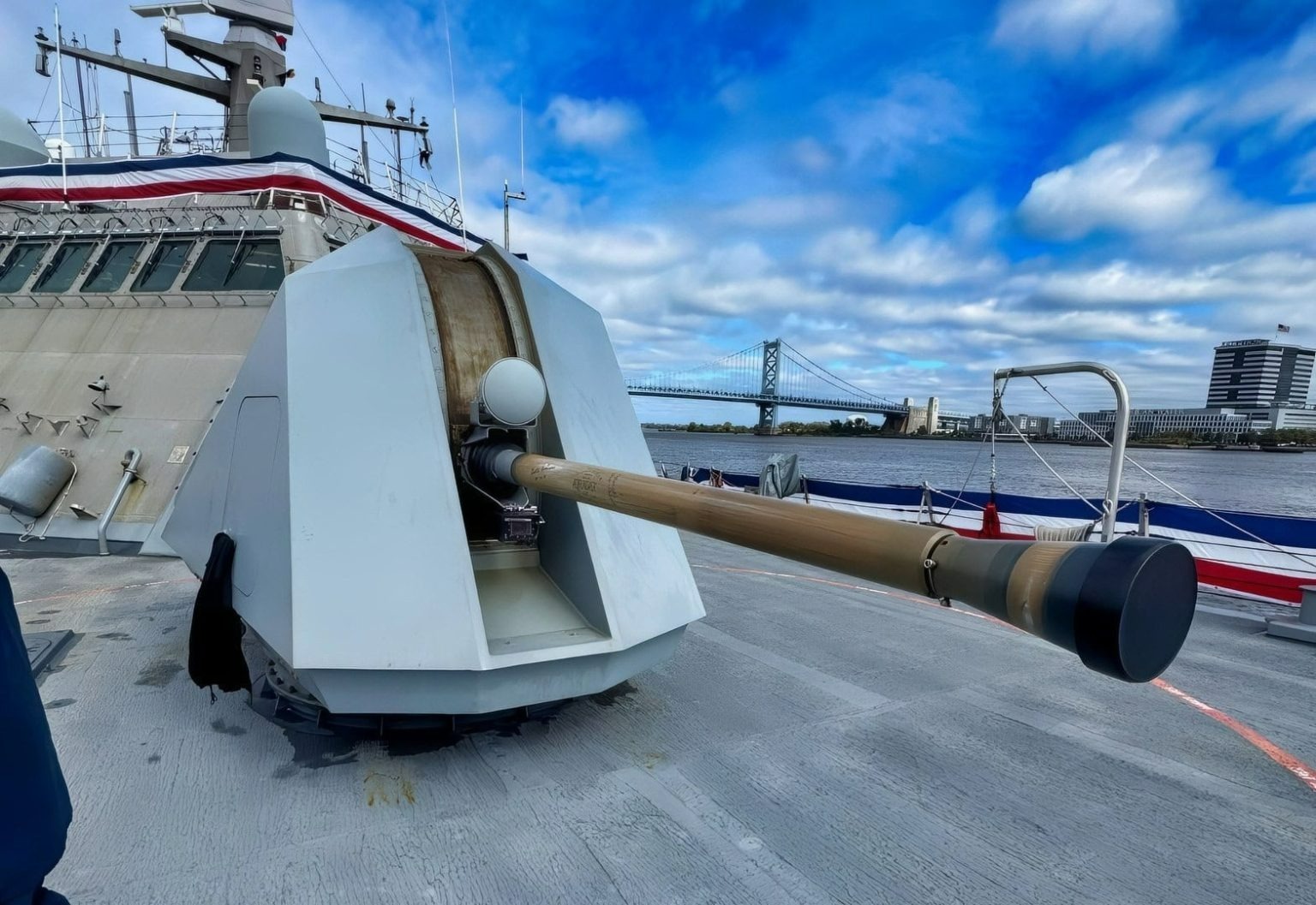 ناوهای هواپیمابر جدید، ناوشکن‌های پنهان‌کار تایپ ۰۵۵ (Type 055)، کشتی‌های آبی‌خاکی تایپ ۰۷۶ (Type 076) و شناورهای کوچکتر و سریع‌تر مانند ناوچه‌های تهاجمی ساحلی است.