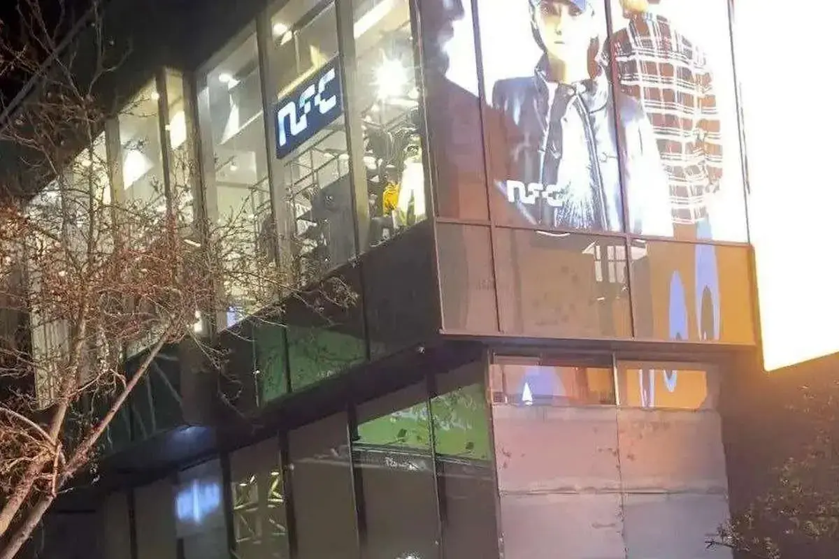 پلمب کافه ساعدی‌نیا با ورق های فلزی (+عکس)