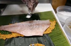 آشپزی خیابانی؛ پخت یک غذای خاص با ماهی و میگو در نیویورک