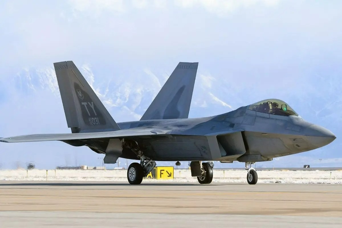 پوشش رادارگریز بسیار حساس F-22 Raptor حتی در پایگاه‌های زمینی نیز به نگهداری دشواری نیاز دارد.