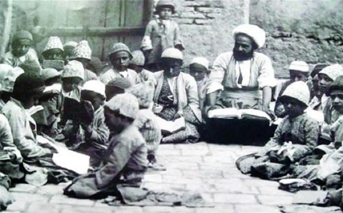 دبستان دانش به ریاست مفتاح الملک در دوره قاجار (عکس)