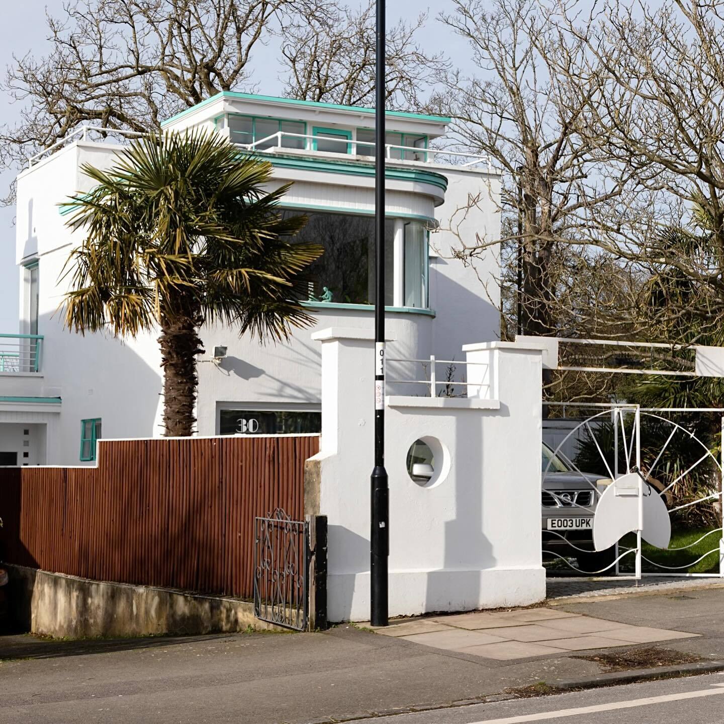 نمای بیرونی عمارت سفید و مجزای آرت دکو در لویشام لندن با پنجرههای منحنی و طراحی مدرن متعلق به سال ۱۹۳۴. نمای بیرونی عمارت سفید و مجزای آرت دکو در لویشام لندن با پنجرههای منحنی و طراحی مدرن متعلق به سال ۱۹۳۴.