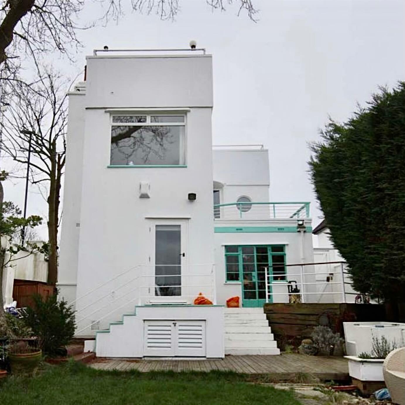 نمای بیرونی عمارت سفید و مجزای آرت دکو در لویشام لندن با پنجرههای منحنی و طراحی مدرن متعلق به سال ۱۹۳۴. نمای بیرونی عمارت سفید و مجزای آرت دکو در لویشام لندن با پنجرههای منحنی و طراحی مدرن متعلق به سال ۱۹۳۴.