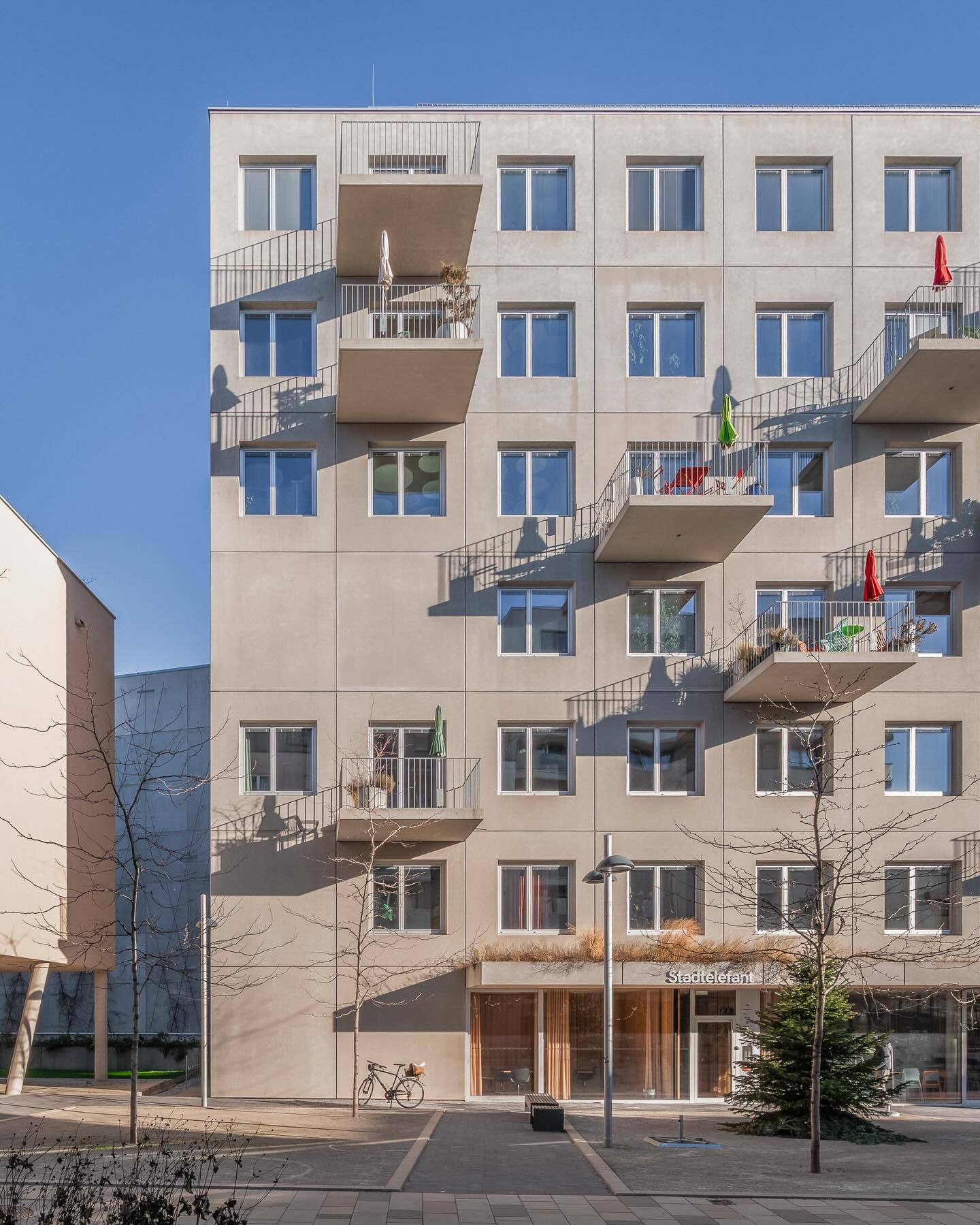 نمای شبکه‌ای و بتنی ساختمان اداری اشتات‌الفانت (Stadtelefant) در وین اتریش با طراحی مدرن و ساختار پیش‌ساخته.