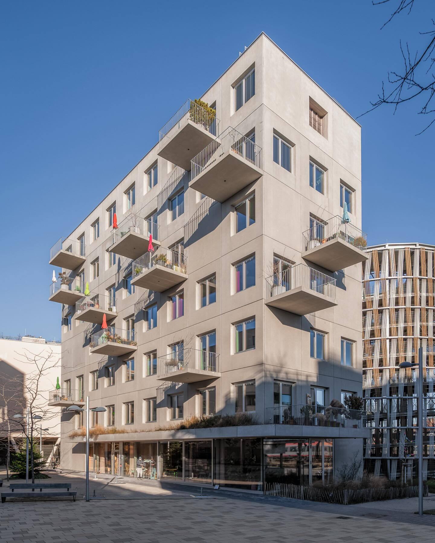 نمای شبکه‌ای و بتنی ساختمان اداری اشتات‌الفانت (Stadtelefant) در وین اتریش با طراحی مدرن و ساختار پیش‌ساخته.