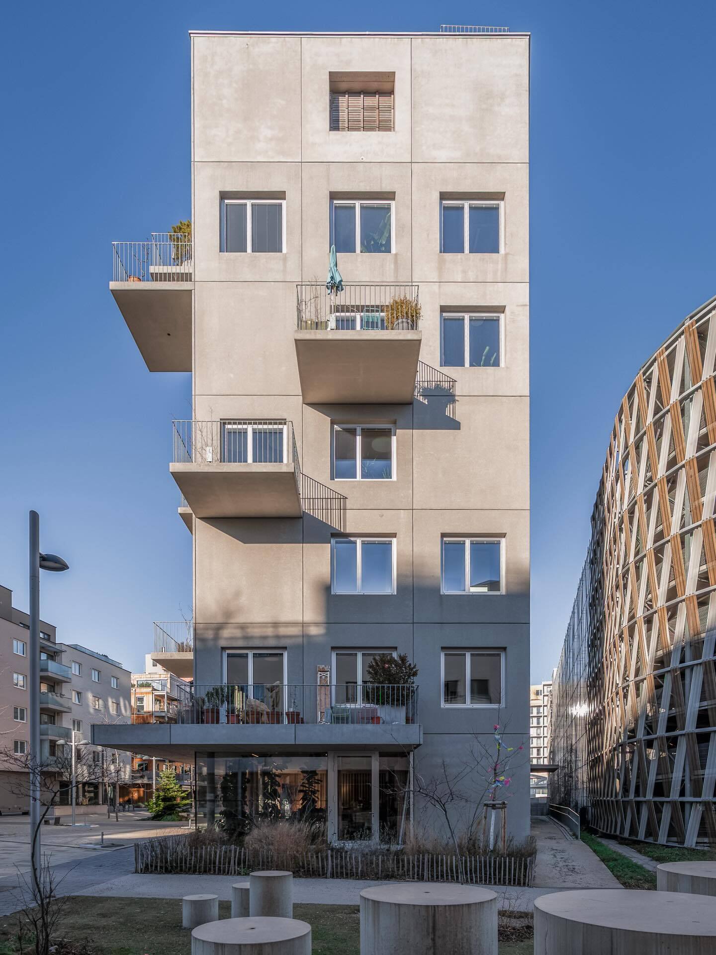 نمای شبکه‌ای و بتنی ساختمان اداری اشتات‌الفانت (Stadtelefant) در وین اتریش با طراحی مدرن و ساختار پیش‌ساخته.