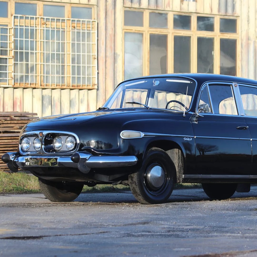 نمای جانبی خودروی مشکی کلاسیک تاترا ۲-۶۰۳ (Tatra 2-603) مدل ۱۹۶۷ بازسازی شده با طراحی آیرودینامیک و موتور عقب. نمای جانبی خودروی مشکی کلاسیک تاترا ۲-۶۰۳ (Tatra 2-603) مدل ۱۹۶۷ بازسازی شده با طراحی آیرودینامیک و موتور عقب.