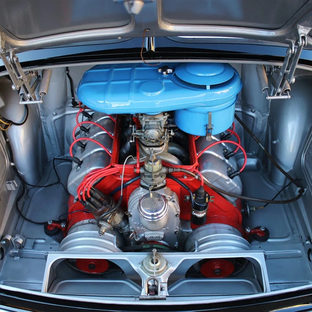 نمای جانبی خودروی مشکی کلاسیک تاترا ۲-۶۰۳ (Tatra 2-603) مدل ۱۹۶۷ بازسازی شده با طراحی آیرودینامیک و موتور عقب. نمای جانبی خودروی مشکی کلاسیک تاترا ۲-۶۰۳ (Tatra 2-603) مدل ۱۹۶۷ بازسازی شده با طراحی آیرودینامیک و موتور عقب.