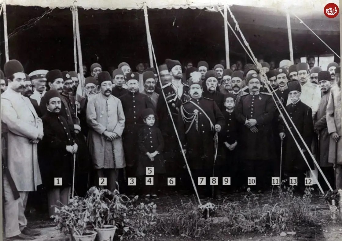 &laquo;محمدعلی&zwnj;شاه&raquo; در کنار لیاخوف و عده&zwnj;ای از شاهزادگان و مقامات