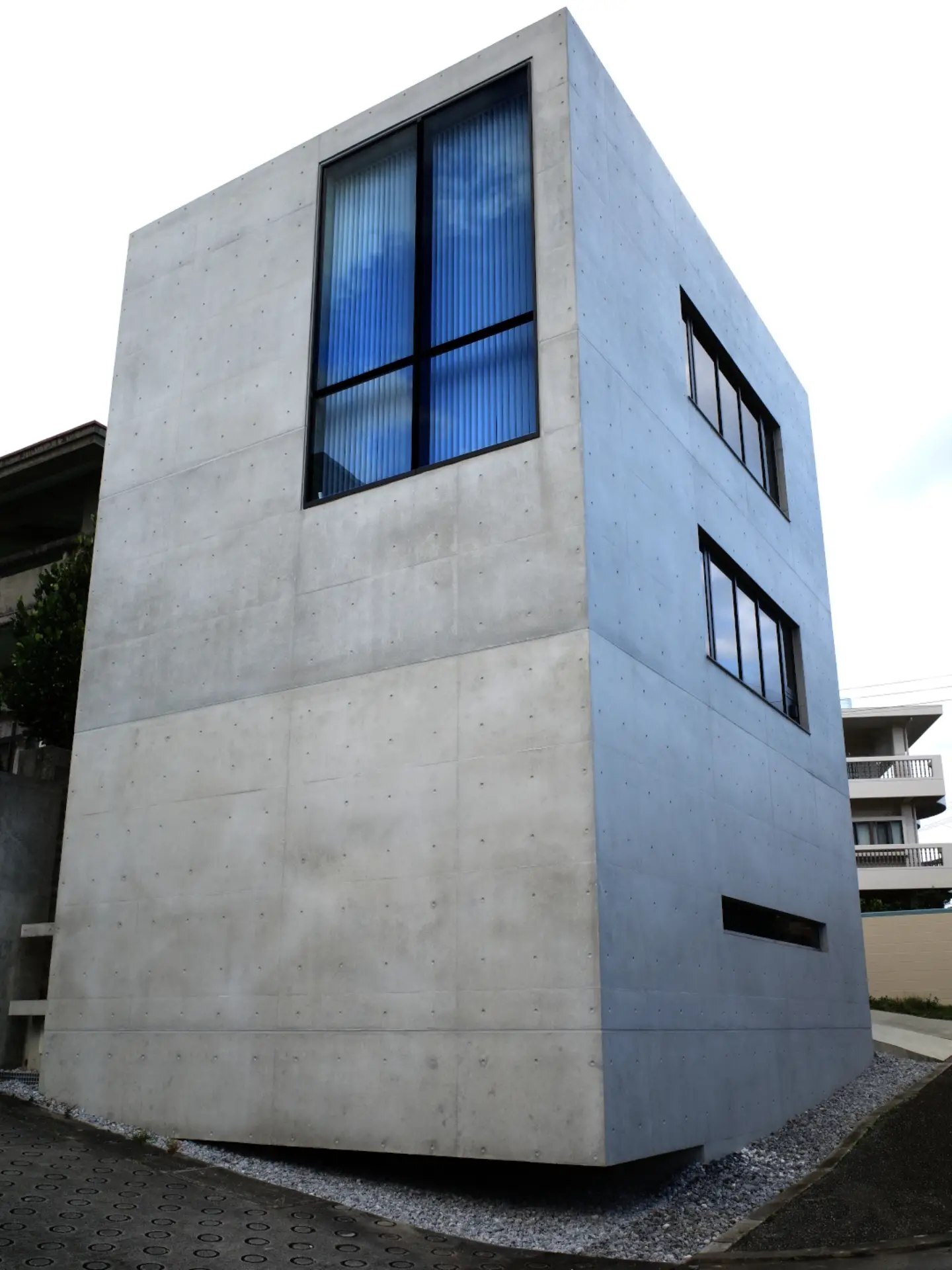 تصویر معماری نئو-بروتالیست یک خانه خصوصی در اوکیناوا با جزئیات بتنی و گوشه معلق سازه، عکاسی شده توسط بروتال ذن. تصویر معماری نئو-بروتالیست یک خانه خصوصی در اوکیناوا با جزئیات بتنی و گوشه معلق سازه، عکاسی شده توسط بروتال ذن.