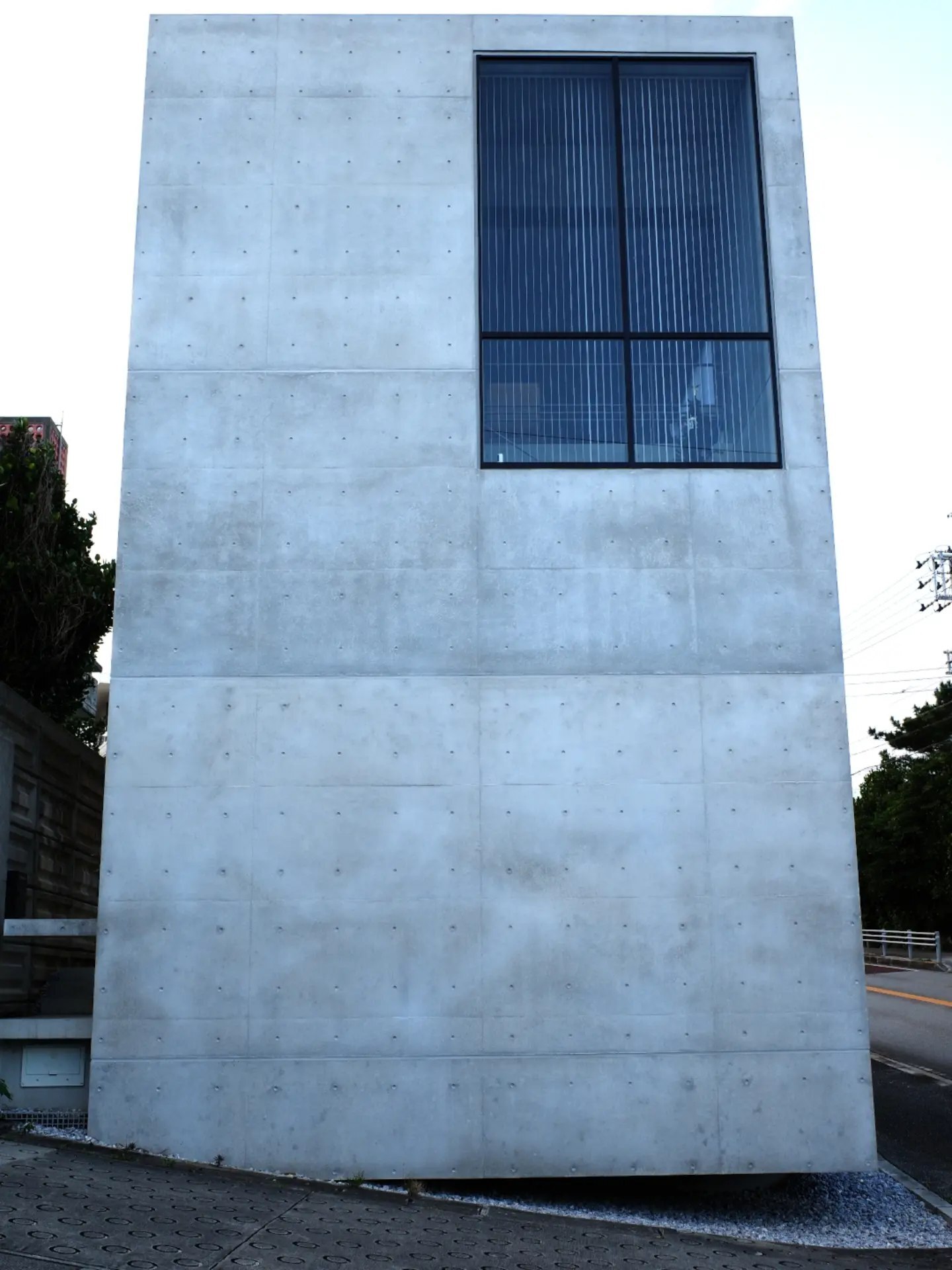 تصویر معماری نئو-بروتالیست یک خانه خصوصی در اوکیناوا با جزئیات بتنی و گوشه معلق سازه، عکاسی شده توسط بروتال ذن. تصویر معماری نئو-بروتالیست یک خانه خصوصی در اوکیناوا با جزئیات بتنی و گوشه معلق سازه، عکاسی شده توسط بروتال ذن.