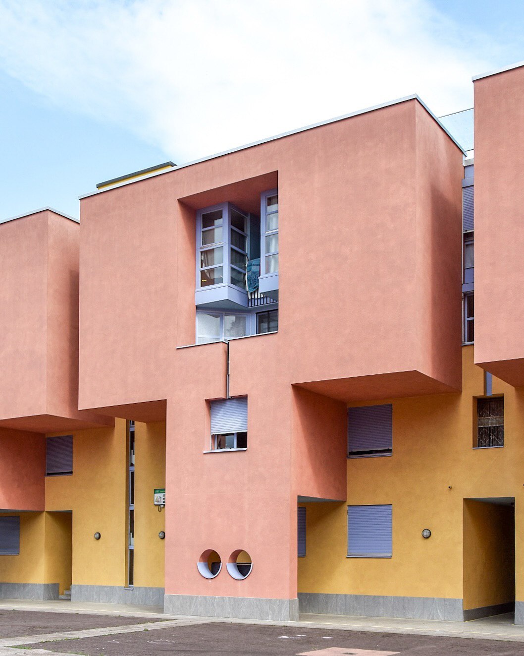 نمای مجتمع مسکونی مدرن و بتنی در نواتزانو سوئیس، طراحی شده توسط ماریو بوتا با فرمهای هندسی متقارن در سال ۲۰۲۵. نمای مجتمع مسکونی مدرن و بتنی در نواتزانو سوئیس، طراحی شده توسط ماریو بوتا با فرمهای هندسی متقارن در سال ۲۰۲۵.