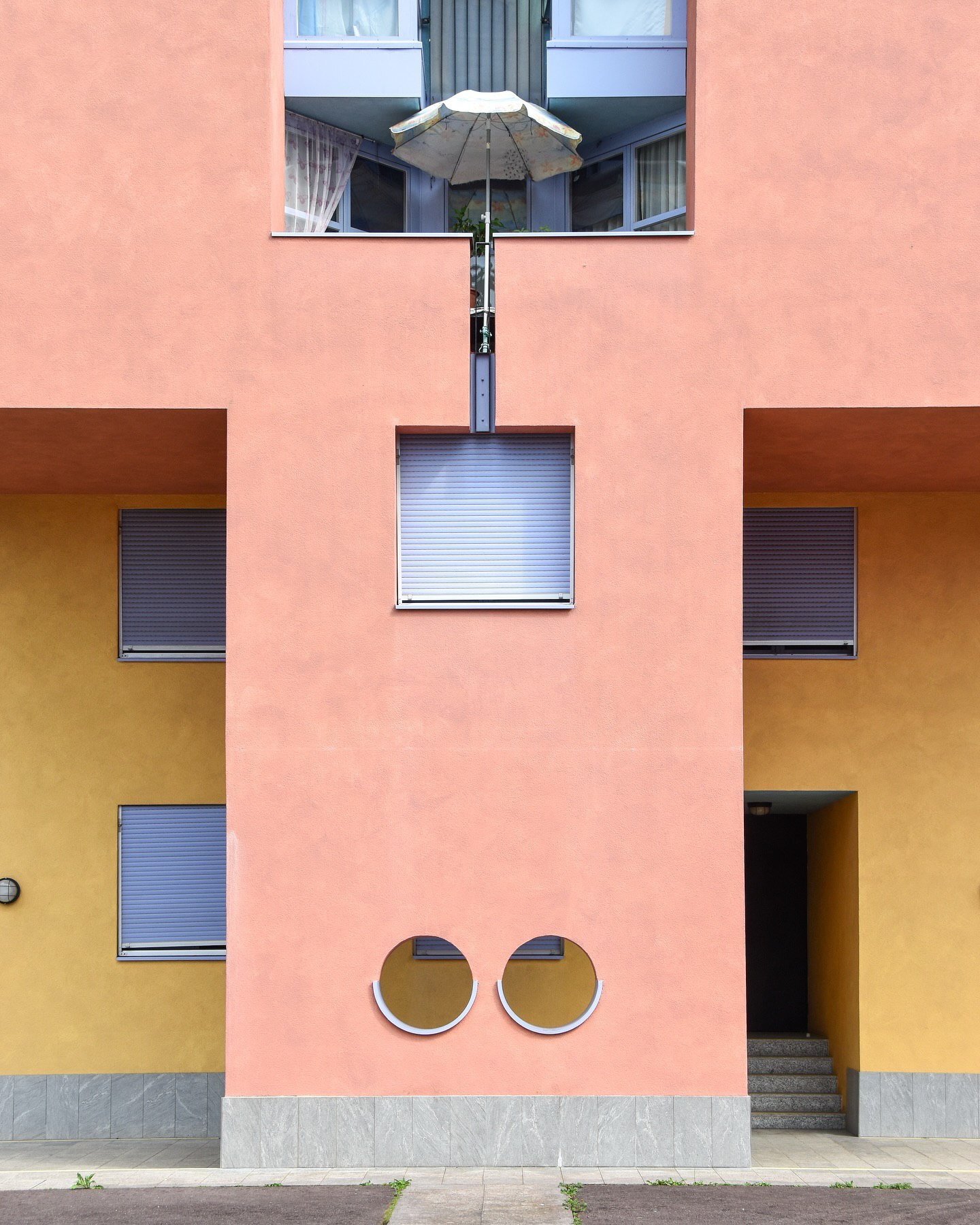 نمای مجتمع مسکونی مدرن و بتنی در نواتزانو سوئیس، طراحی شده توسط ماریو بوتا با فرمهای هندسی متقارن در سال ۲۰۲۵. نمای مجتمع مسکونی مدرن و بتنی در نواتزانو سوئیس، طراحی شده توسط ماریو بوتا با فرمهای هندسی متقارن در سال ۲۰۲۵.