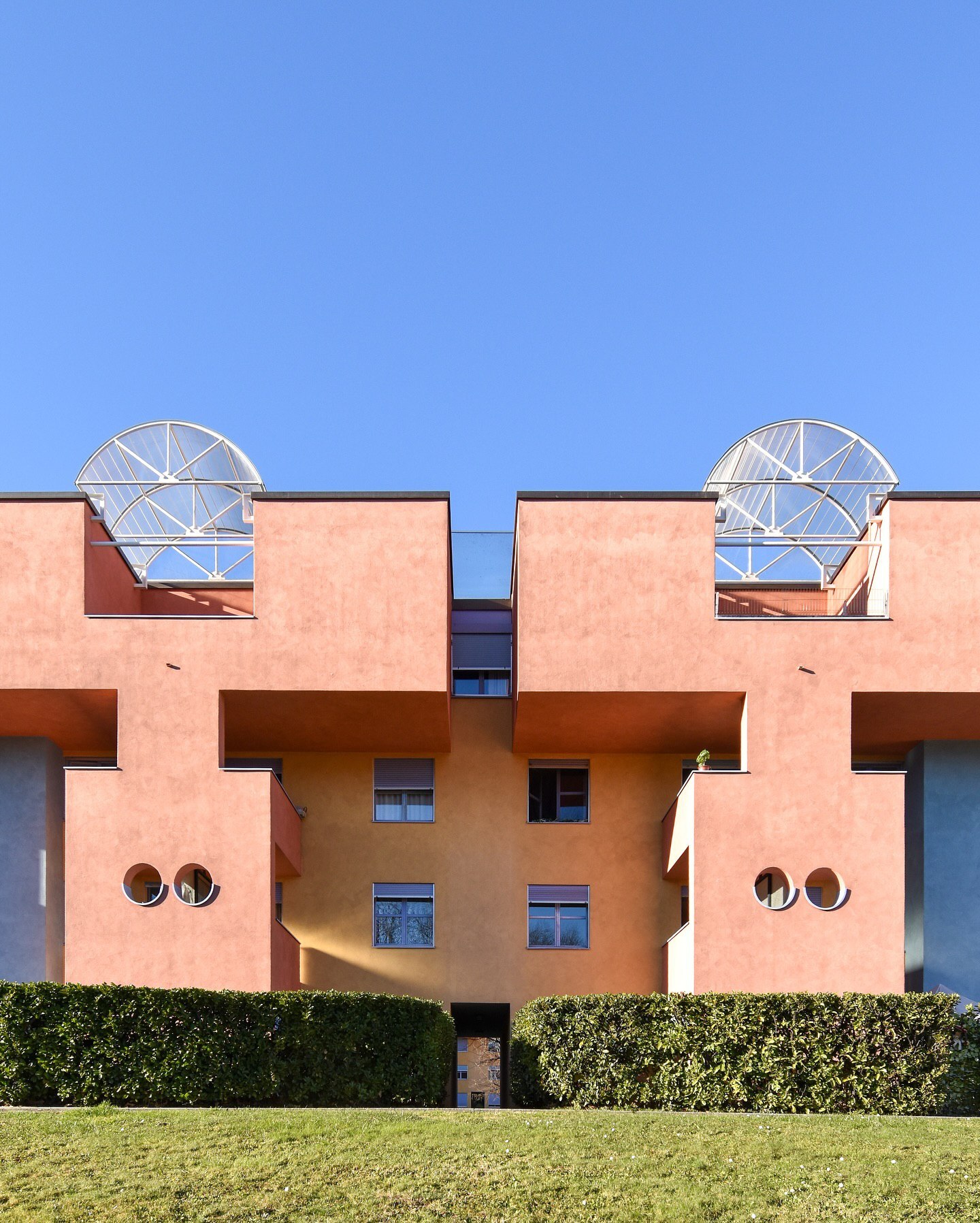 نمای مجتمع مسکونی مدرن و بتنی در نواتزانو سوئیس، طراحی شده توسط ماریو بوتا با فرمهای هندسی متقارن در سال ۲۰۲۵. نمای مجتمع مسکونی مدرن و بتنی در نواتزانو سوئیس، طراحی شده توسط ماریو بوتا با فرمهای هندسی متقارن در سال ۲۰۲۵.