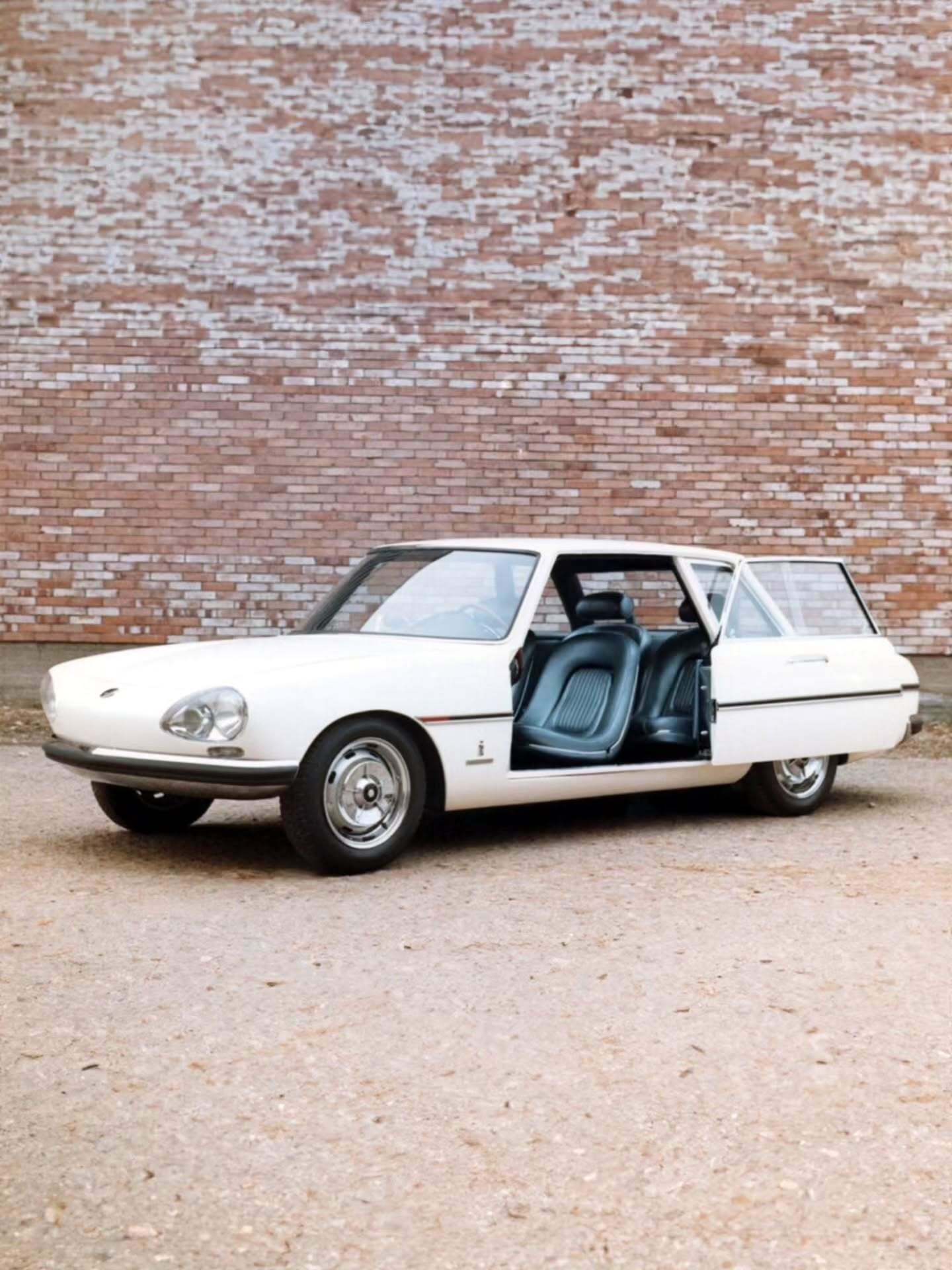 تصویر خودروی مفهومی پینینفارینا سیگما (Pininfarina Sigma) مدل ۱۹۶۳ با طراحی بدنه آیرودینامیک و ویژگیهای ایمنی پیشرو. تصویر خودروی مفهومی پینینفارینا سیگما (Pininfarina Sigma) مدل ۱۹۶۳ با طراحی بدنه آیرودینامیک و ویژگیهای ایمنی پیشرو.