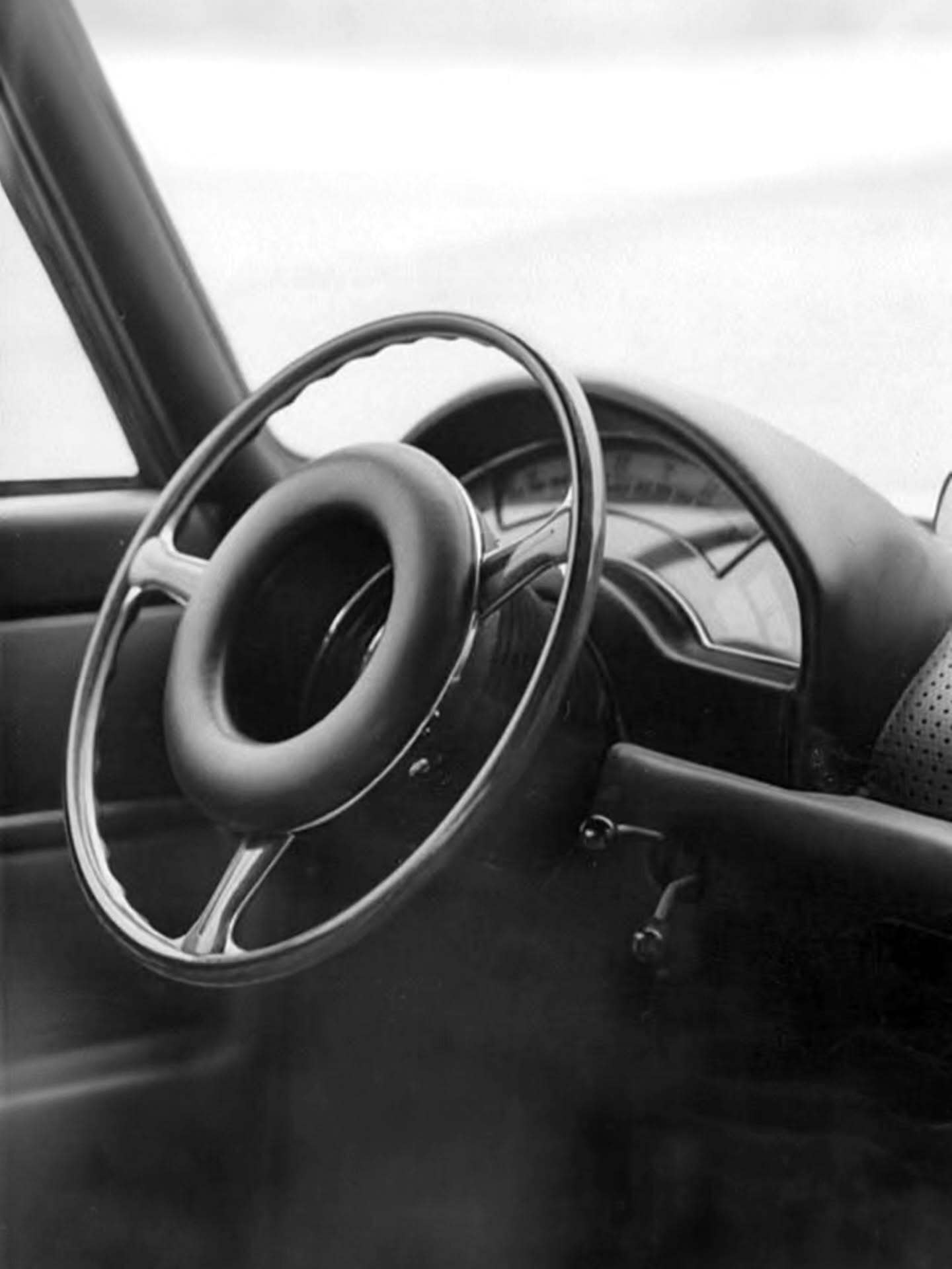 تصویر خودروی مفهومی پینینفارینا سیگما (Pininfarina Sigma) مدل ۱۹۶۳ با طراحی بدنه آیرودینامیک و ویژگیهای ایمنی پیشرو. تصویر خودروی مفهومی پینینفارینا سیگما (Pininfarina Sigma) مدل ۱۹۶۳ با طراحی بدنه آیرودینامیک و ویژگیهای ایمنی پیشرو.