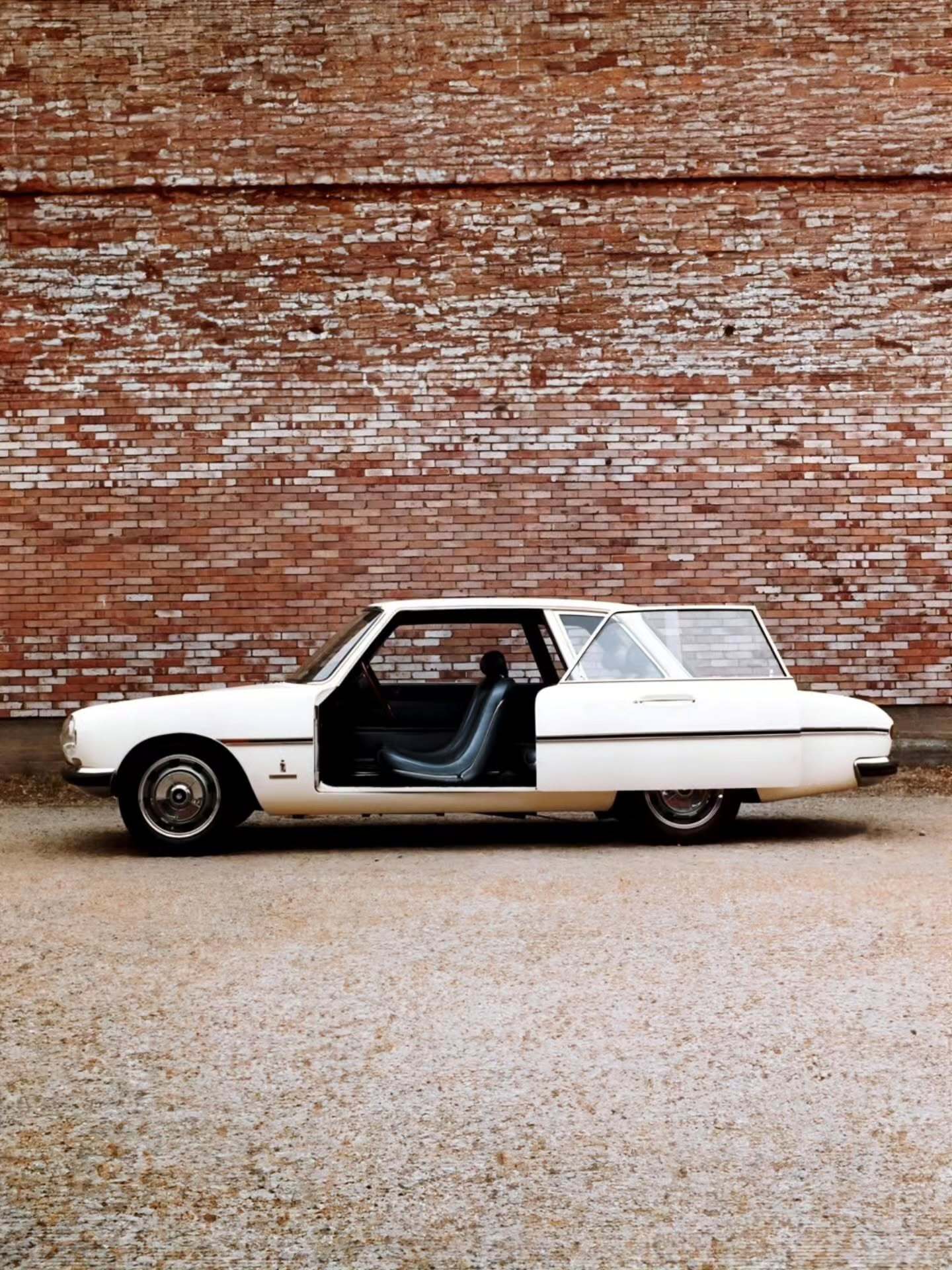 تصویر خودروی مفهومی پینینفارینا سیگما (Pininfarina Sigma) مدل ۱۹۶۳ با طراحی بدنه آیرودینامیک و ویژگیهای ایمنی پیشرو. تصویر خودروی مفهومی پینینفارینا سیگما (Pininfarina Sigma) مدل ۱۹۶۳ با طراحی بدنه آیرودینامیک و ویژگیهای ایمنی پیشرو.