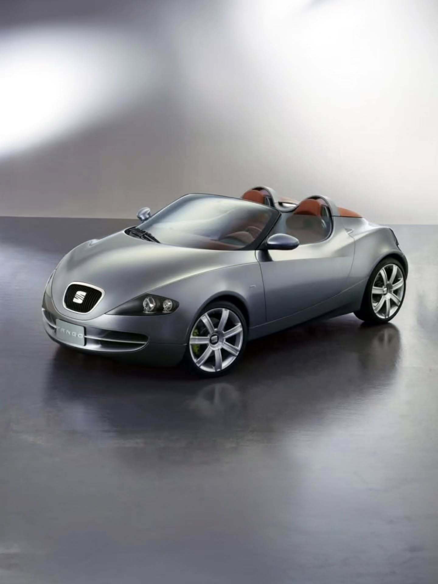 تصویر خودروی مفهومی سئات تانگو (SEAT Tango) نقره‌ای با سقف باز و طراحی رودستر اسپرت والتر دسیلوا متعلق به سال ۲۰۰۱.