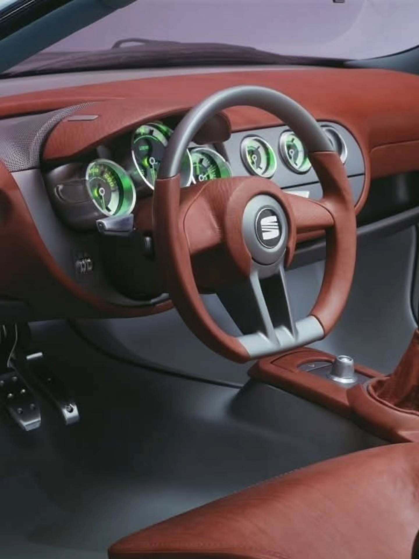 تصویر خودروی مفهومی سئات تانگو (SEAT Tango) نقره‌ای با سقف باز و طراحی رودستر اسپرت والتر دسیلوا متعلق به سال ۲۰۰۱.