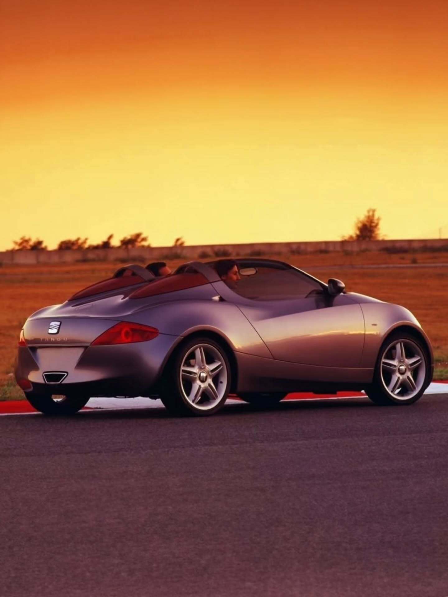 تصویر خودروی مفهومی سئات تانگو (SEAT Tango) نقره‌ای با سقف باز و طراحی رودستر اسپرت والتر دسیلوا متعلق به سال ۲۰۰۱.