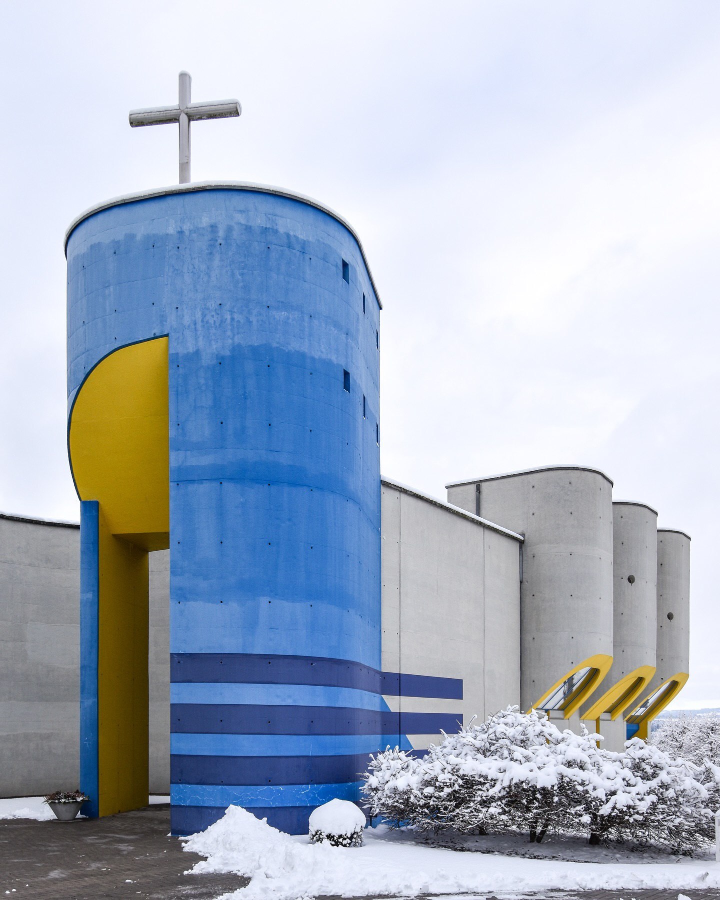 نمای بیرونی و بتنی کلیسای سنت آگاتا در بوخراین سوئیس، طراحی شده توسط معماران نایف به سبک مدرن بروتالیست در سال ۲۰۲۶.