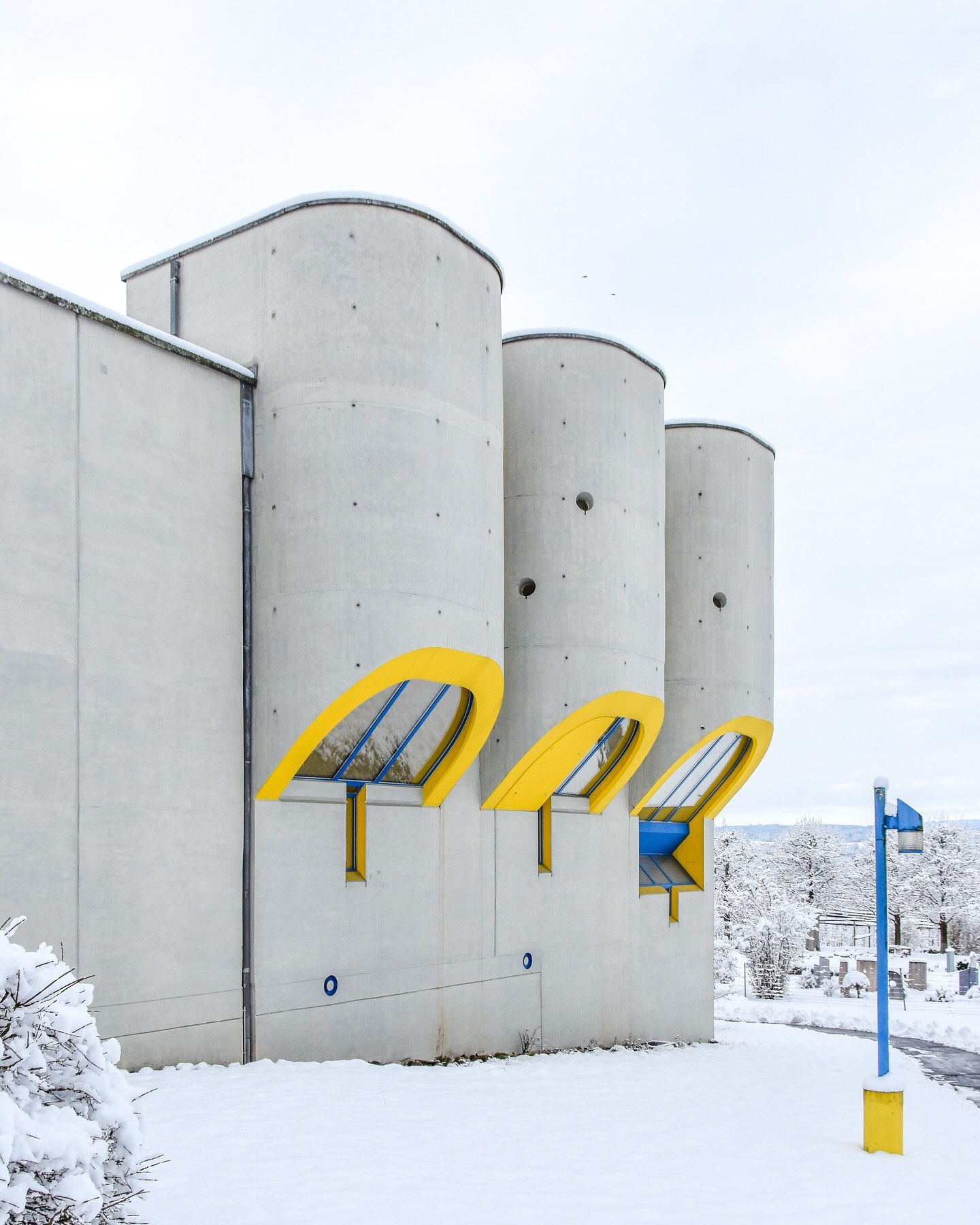 نمای بیرونی و بتنی کلیسای سنت آگاتا در بوخراین سوئیس، طراحی شده توسط معماران نایف به سبک مدرن بروتالیست در سال ۲۰۲۶.