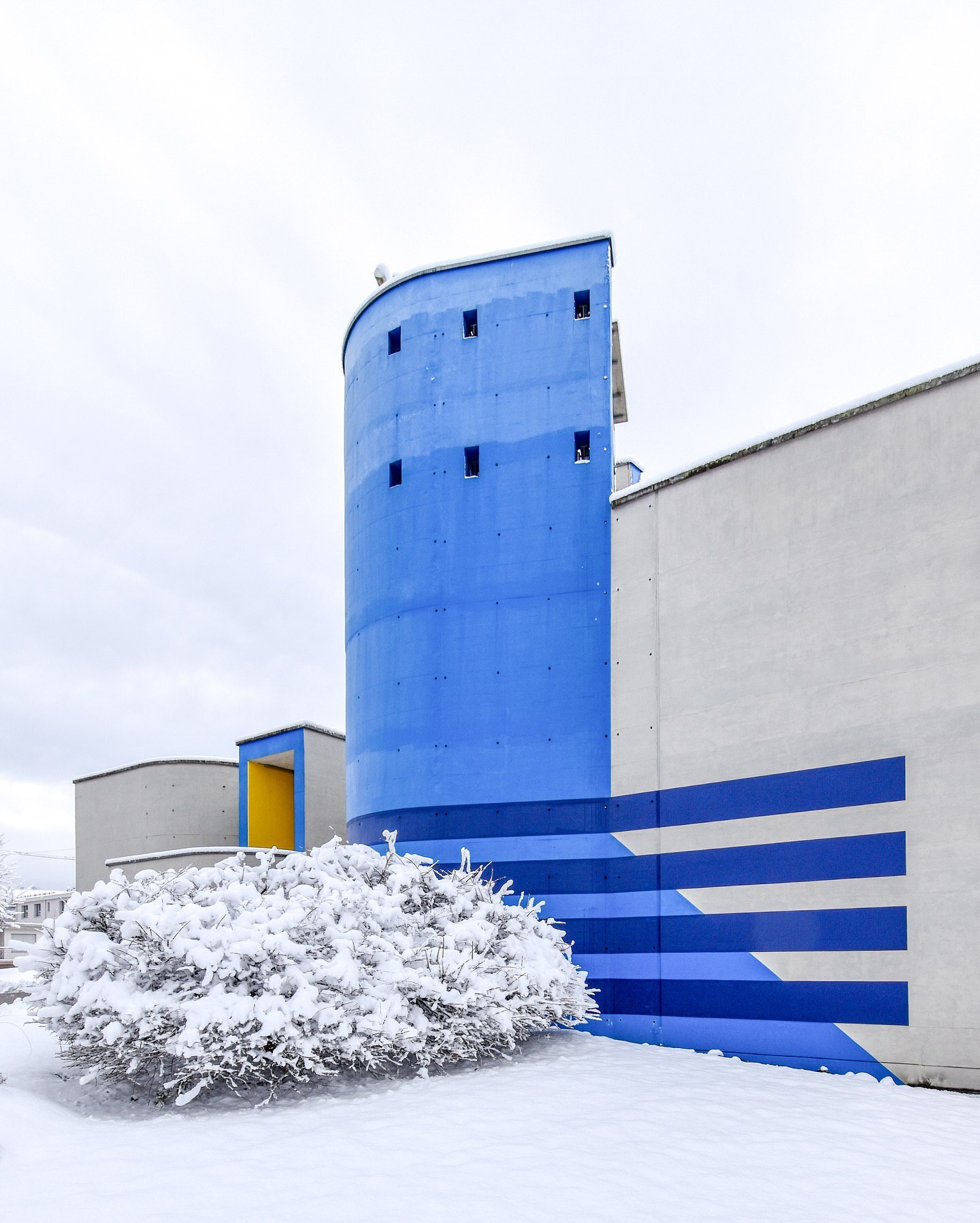 نمای بیرونی و بتنی کلیسای سنت آگاتا در بوخراین سوئیس، طراحی شده توسط معماران نایف به سبک مدرن بروتالیست در سال ۲۰۲۶.