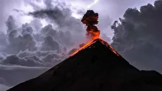 پرتاب خاکستر تا ۹ کیلومتر؛ فوران آتشفشان در روسیه