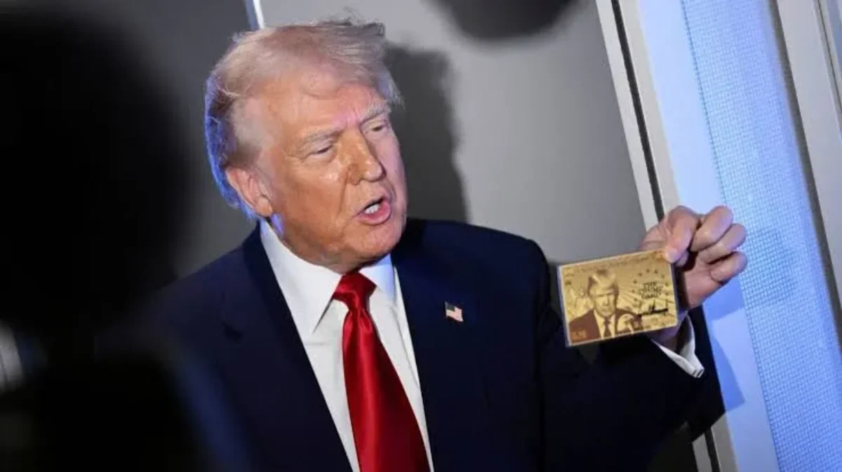 ترامپ به خواننده معروف پاپ کارت طلایی داد