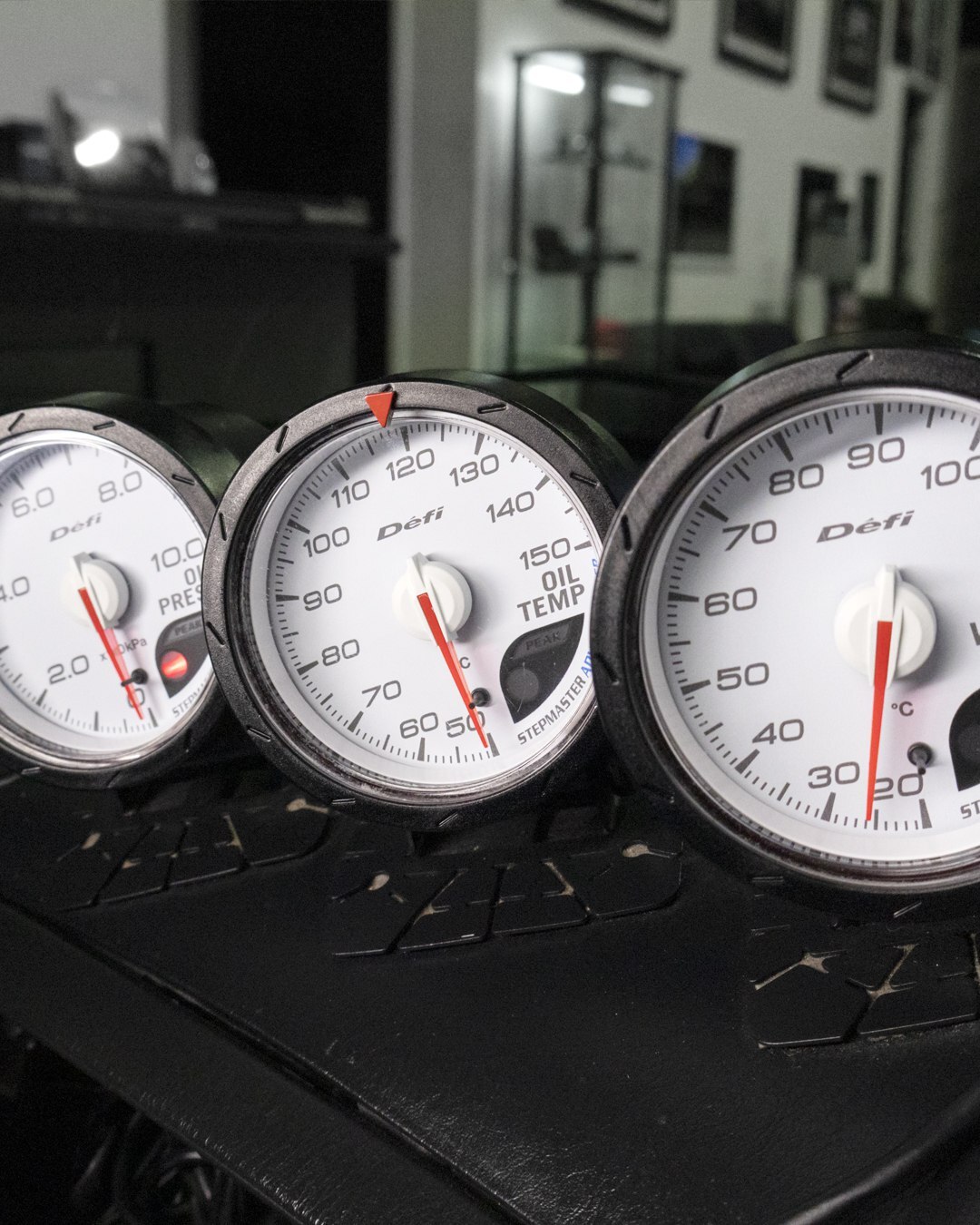 نمای ظاهری هوندا S2000 واید بادی به رنگ سفید با رینگ‌های برنزی Volk TE37 و کیت بدنه Tracy Sport در ایالات متحده.