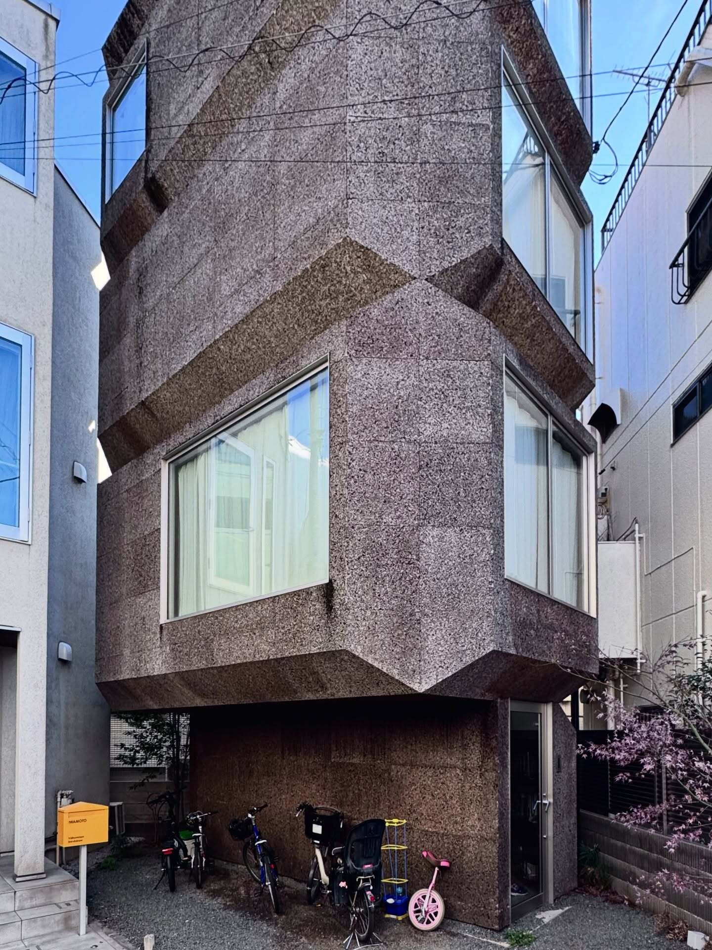 نمای خارجی ساختمان مدرن خانه برج خروجی (Bay Window Tower House) در توکیو با پوشش چوبپنبه کربنیزه و طراحی برجمانند. نمای خارجی ساختمان مدرن خانه برج خروجی (Bay Window Tower House) در توکیو با پوشش چوبپنبه کربنیزه و طراحی برجمانند.