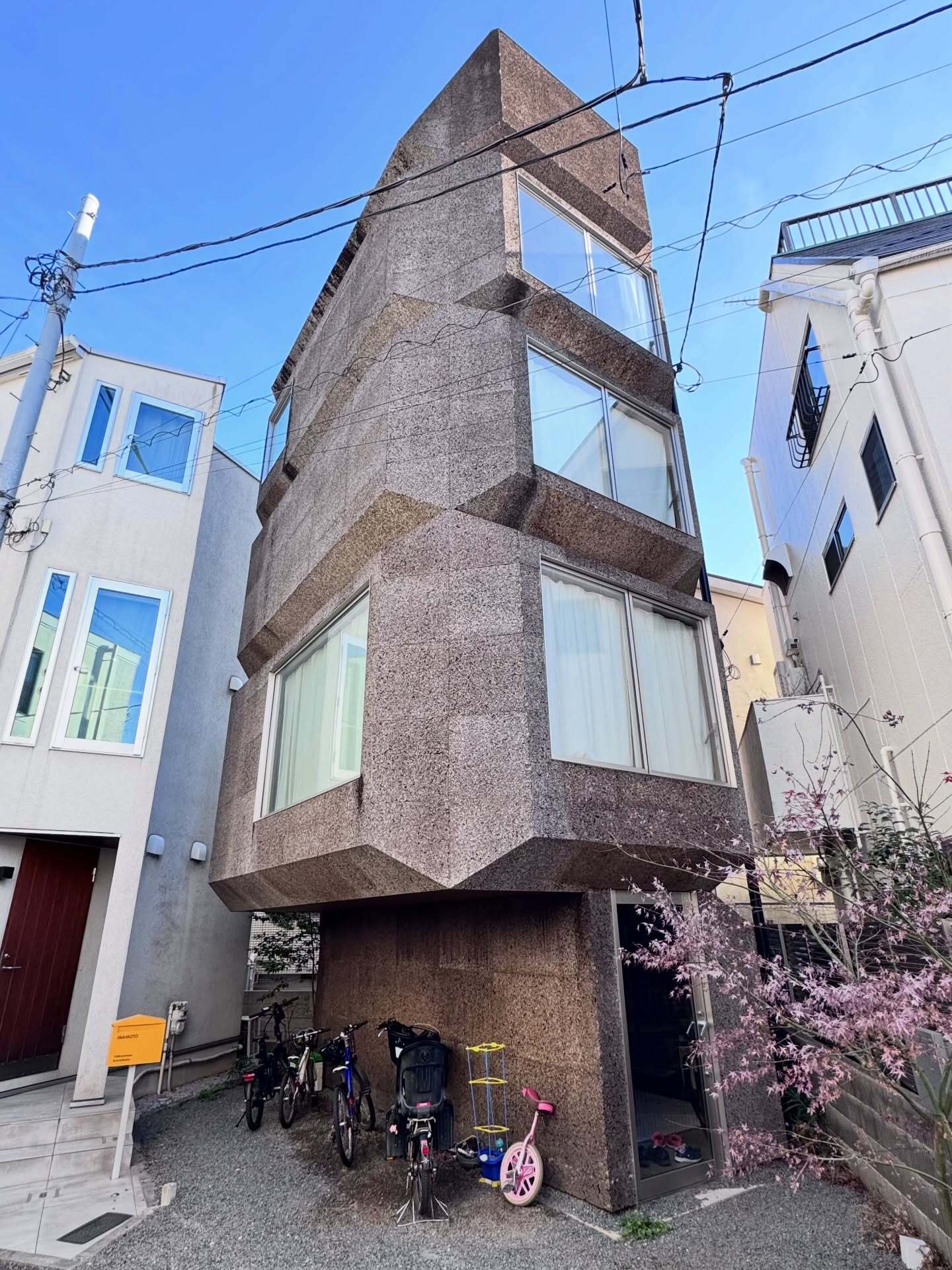نمای خارجی ساختمان مدرن خانه برج خروجی (Bay Window Tower House) در توکیو با پوشش چوبپنبه کربنیزه و طراحی برجمانند. نمای خارجی ساختمان مدرن خانه برج خروجی (Bay Window Tower House) در توکیو با پوشش چوبپنبه کربنیزه و طراحی برجمانند.