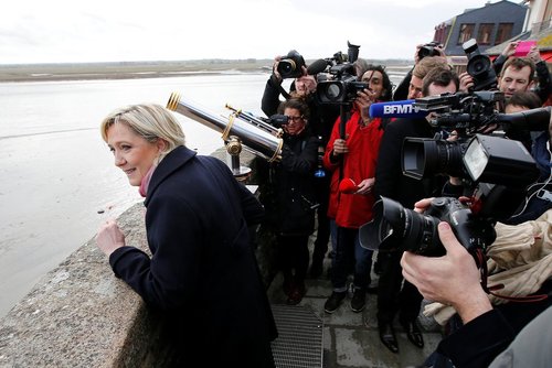 خبرنگاران در تعقیب سفرهای انتخاباتی مارین لوپن نامزد دست راستی انتخابات ریاست جمهوری فرانسه