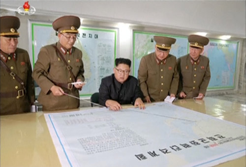 بررسی نقشۀ گوام برای موشک‌باران توسط رهبر کره شمالی/تصاویر