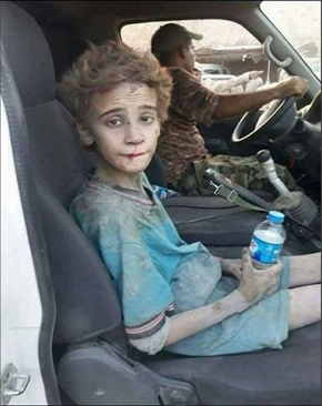 بازگشت پسر ۱۲ساله به خانواده بعد از ۳سال اسارت در دست داعش/ تصاویر