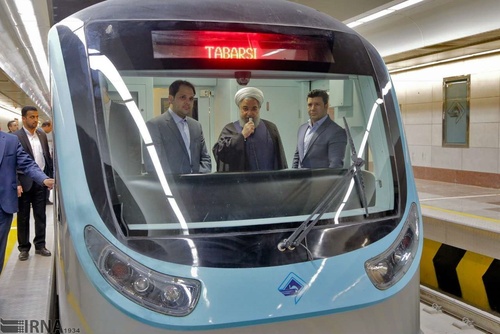 تصاویری از متروسواری رئیس‌جمهور در مشهد
