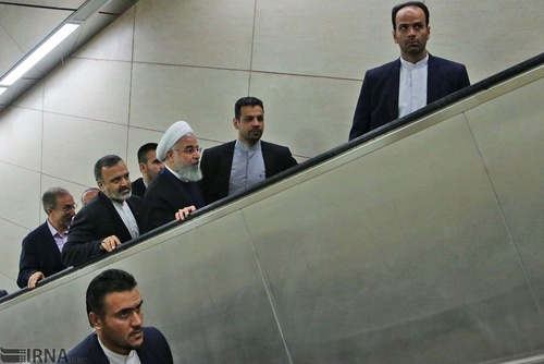 تصاویری از متروسواری رئیس‌جمهور در مشهد