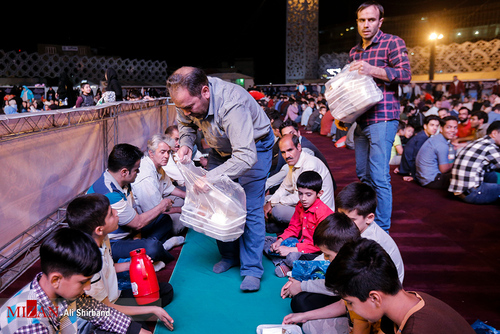 تصاویری از مراسم افطار در میدان امام حسین 