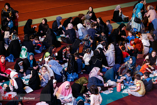 تصاویری از مراسم افطار در میدان امام حسین 