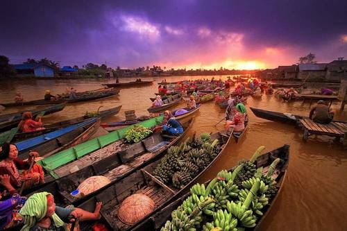 بازار رنگارنگ اندونزی روی قایق های شناور+تصاویر