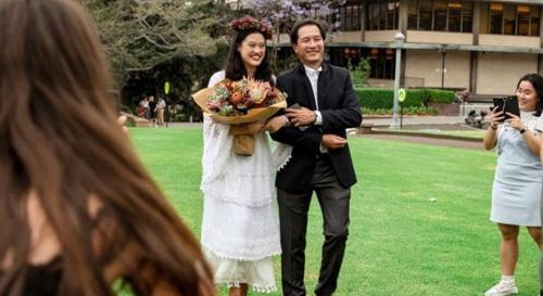 ازدواج عجیب یک دختر استرالیایی با مدرکش! +عکس