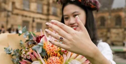 ازدواج عجیب یک دختر استرالیایی با مدرکش! +عکس