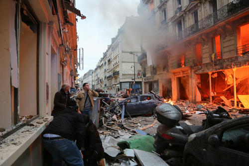 انفجار گاز در یک نانوایی در مرکز پاریس منجر به مرگ 3 نفر و زخمی شدن بیش از 45 نفر دیگر شد.
