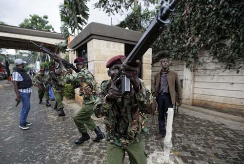 نیروهای امنیتی در مقابل هتلی در شهر نایبروبی کنیا پس از حمله تروریستی گروه الشباب به این هتل/ آسوشیتدپرس