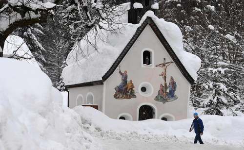 کلیسایی روستایی در باواریا آلمان زیر بارش سنگین برف/ خبرگزاری فرانسه
