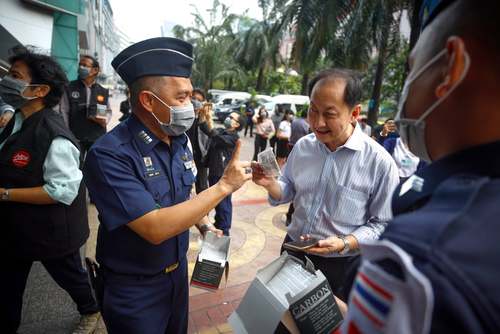 کادر نیروی هوایی سلطنتی تایلند در کمپین توزیع ماسک در بین مردم در شهر بانکوک به منظور افزایش آگاهی‌های عمومی درباره مضرات آلودگی هوا/EPA