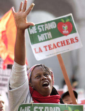 اعتصاب گسترده بیش از 30 هزار معلم در شهر لس‌آنجلس آمریکا. بسیاری از دانش‌آموزان و والدین نیز با پیوستن به تظاهرات معلمان از تامین خواسته‌های صنفی آنها اعلام حمایت کرده‌اند.