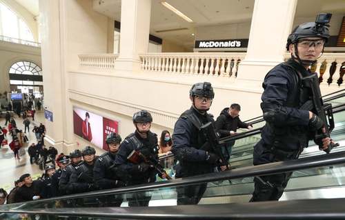 افزایش محسوس نیروهای امنیتی چین در مکان‌های عمومی شامل ایستگاه‌های مترو و فرودگاه‌ها همزمان با نزدیک شدن به جشن سال نو چینی/ ایستگاه مترو در شهر 