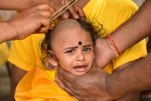 تراشیدن موهای یک دختر بچه مالزیایی در معبدی در کوالالامپور